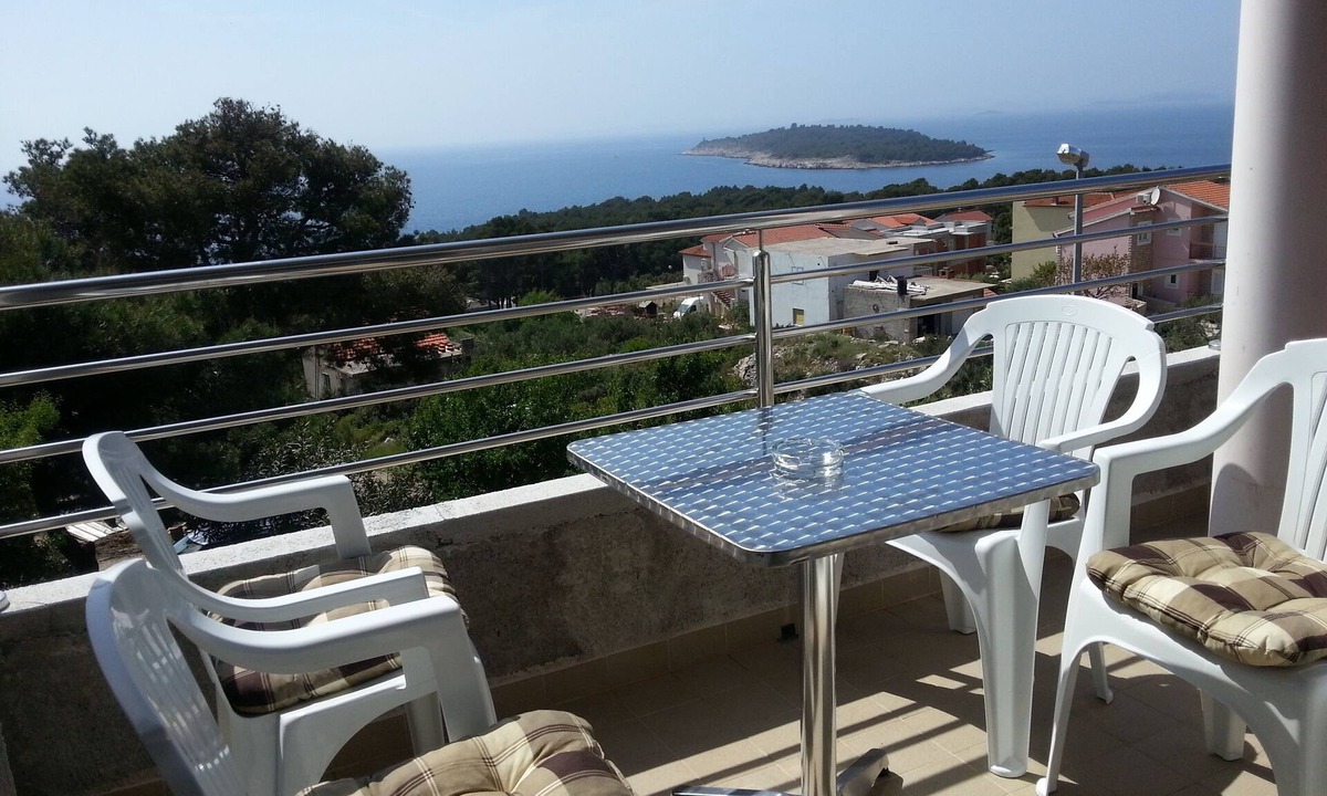 Primosten Burnji Apartment | Two bedroom apartment with balcony and sea view Bilo (Primošten) (A-12870-b)