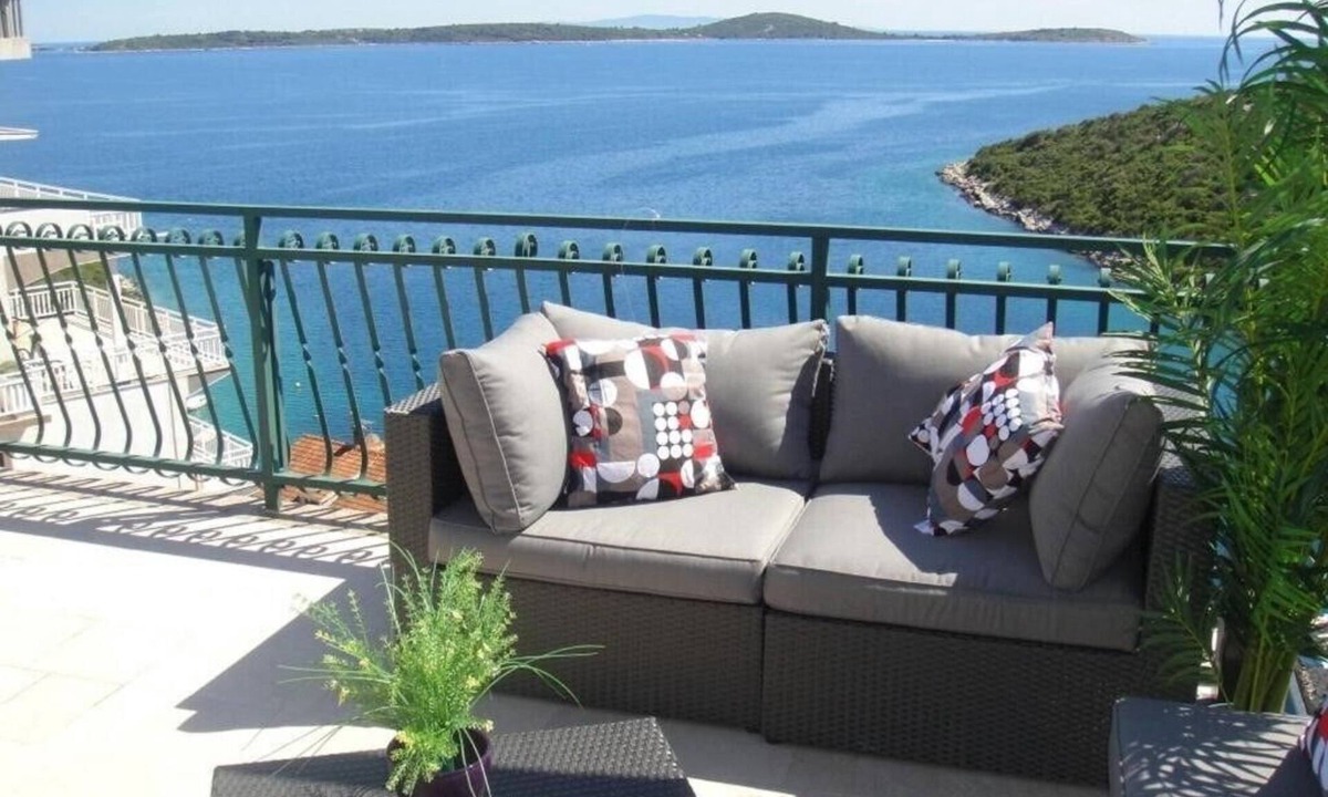 Vinisce Apartment | Two Bedroom Apartment with Balcony