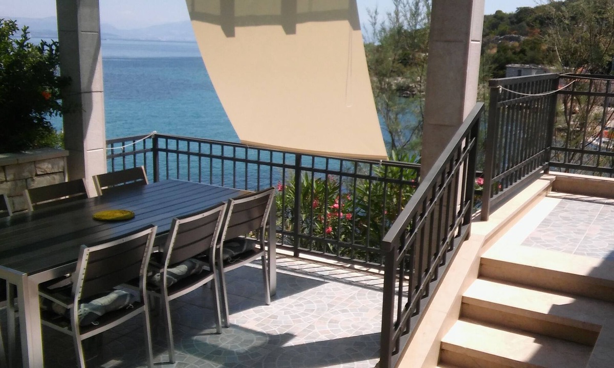 Donje Selo Apartment | Two bedroom apartment near beach Cove Donja Kruščica - Donja Krušica, Šolta (A-11146-a)