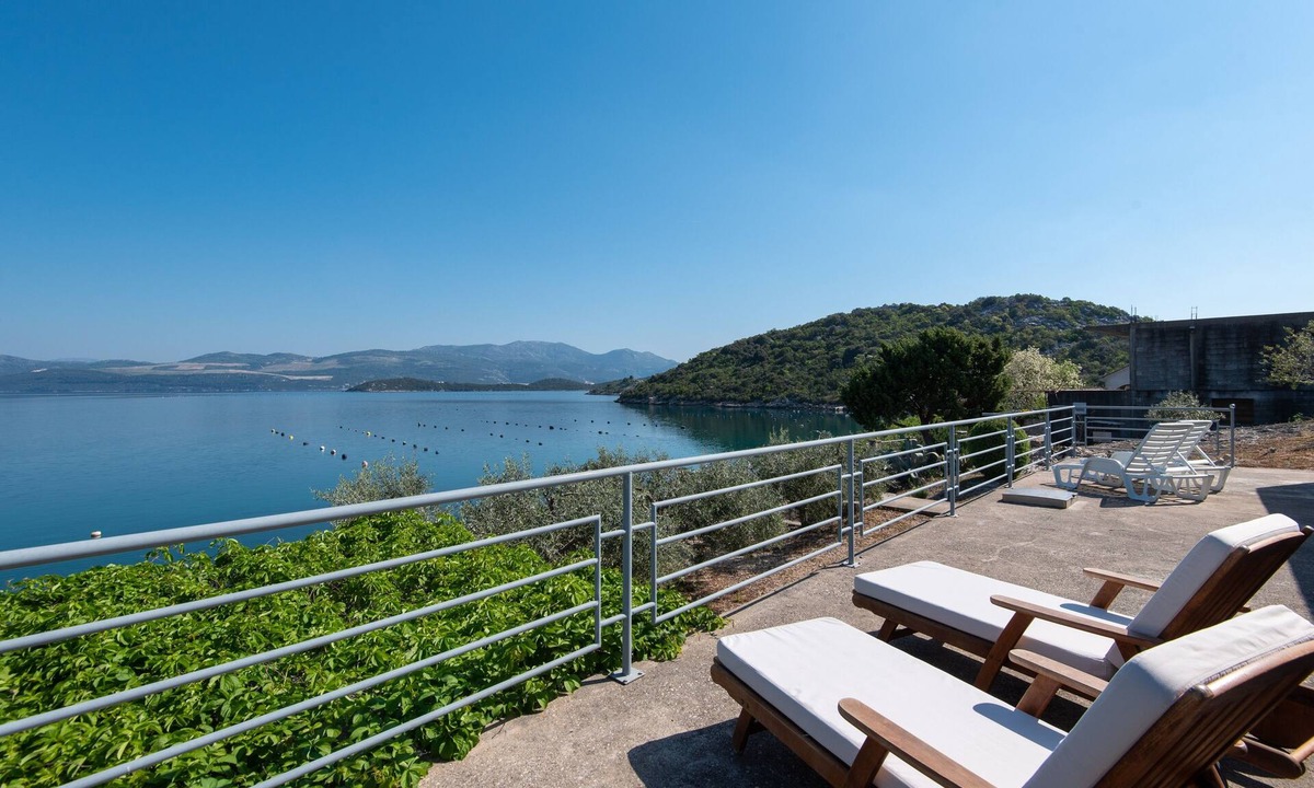 Putnikovic Apartment | Two bedroom apartment near beach Cove Pještata (Pelješac) (A-12381-b)