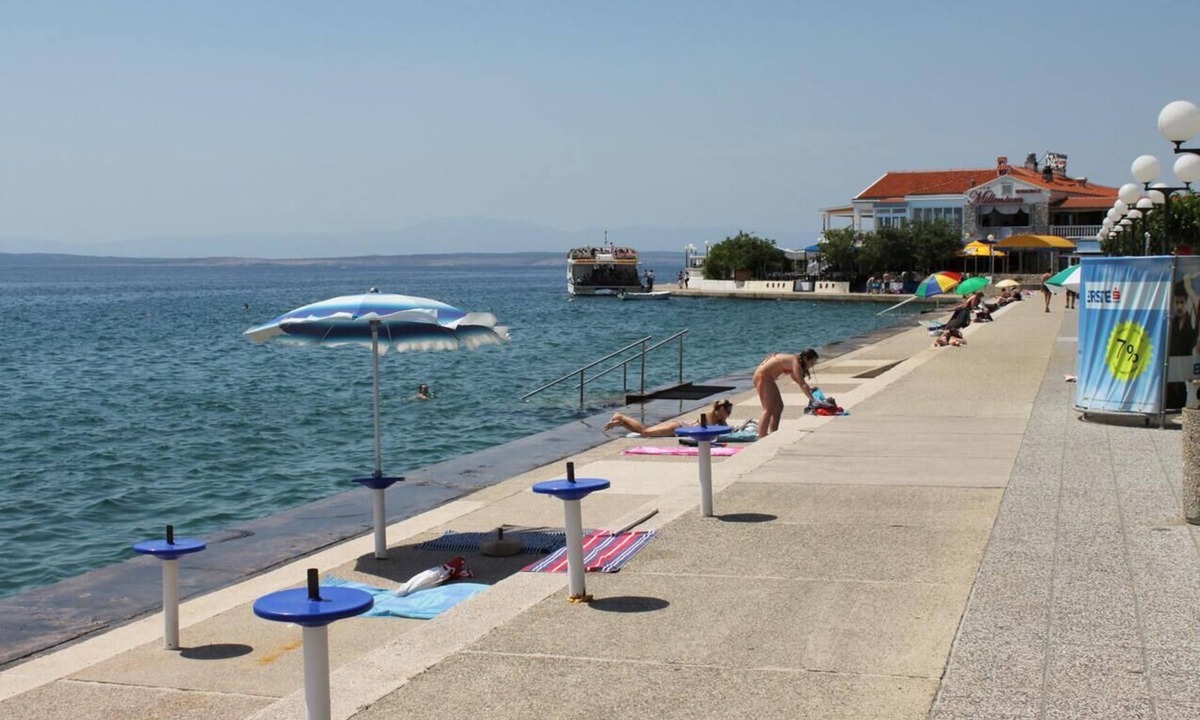 Selce Apartment | Two bedroom apartment near beach Selce, Crikvenica (A-14306-c)