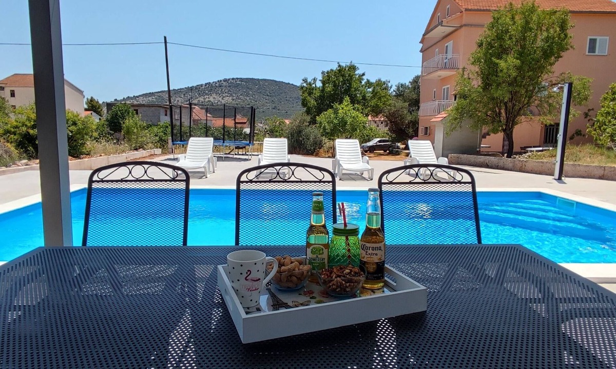Vinisce Apartment | Two bedroom apartment with a swimming pool Vinišće, Trogir (A-12676-a)