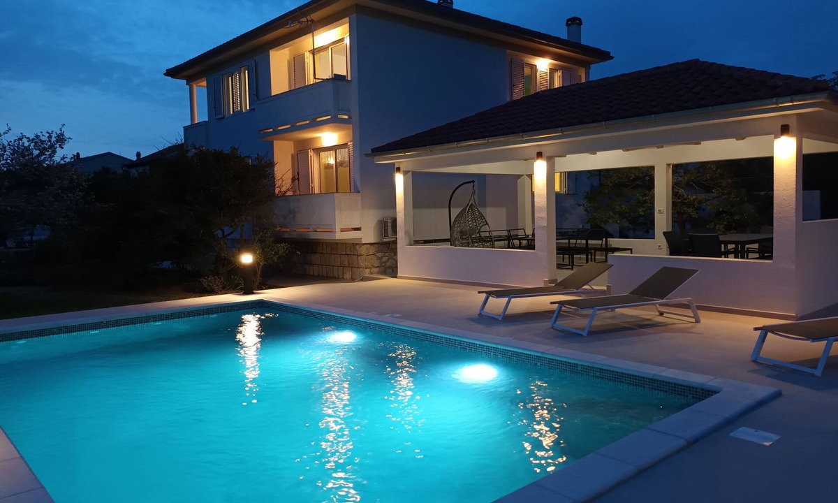 Kampor Apartment | Two bedroom apartment with a swimming pool Kampor, Rab (A-16865-a)