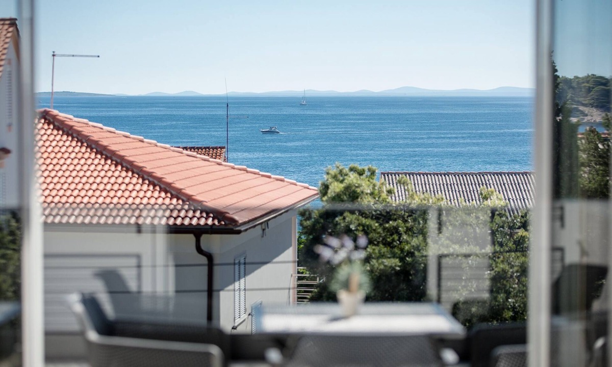 Banjol Apartment | Two bedroom apartment with balcony and sea view Banjol, Rab (A-21635-e)