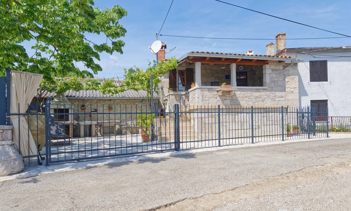 Buzet House | Vacation home Bombić - 4 persons, 2 bedrooms, pool, barbecue