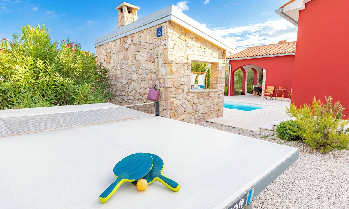 Trgetari House | Vacation home with pool, sauna and hot tub in an idyllic village near the coast.