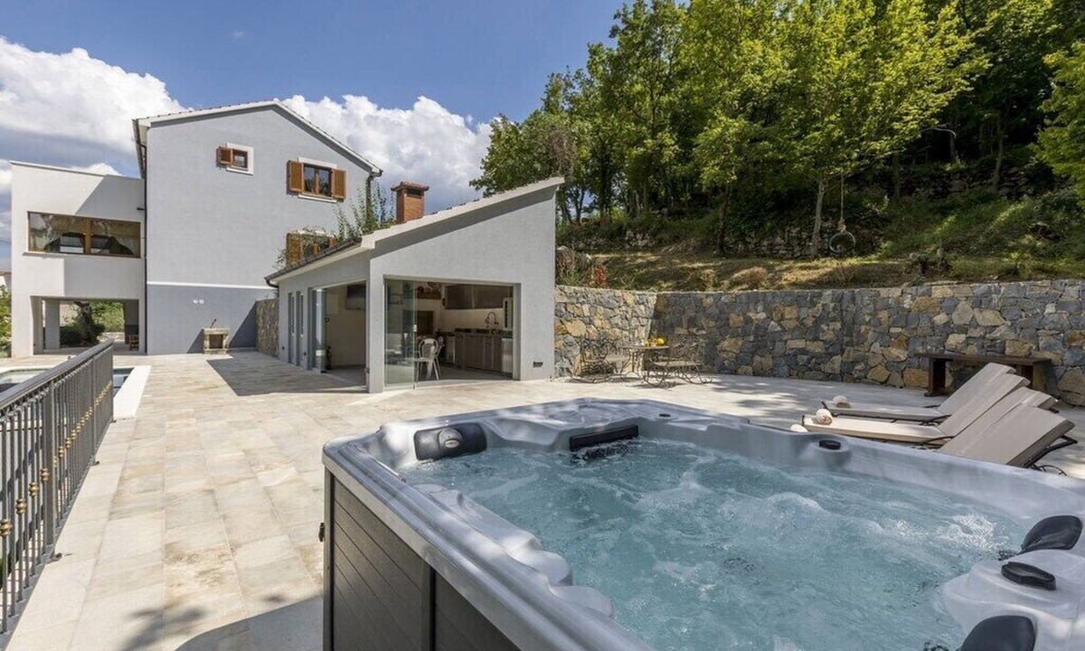 Omis Villa | vila posjeduje jacuzzi, saunu s tušem, grijani bazen .