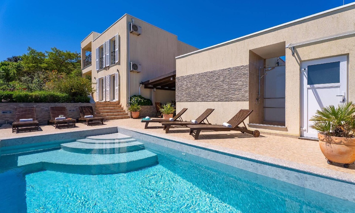 Donje Selo House | Vila Vita - 200m from beach with heated pool