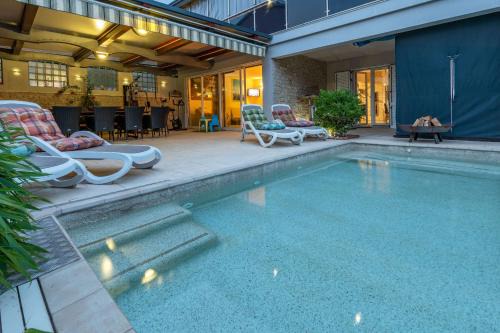 Vinkuran Apartment | Villa Balu, a charming apartment with pool near Pula