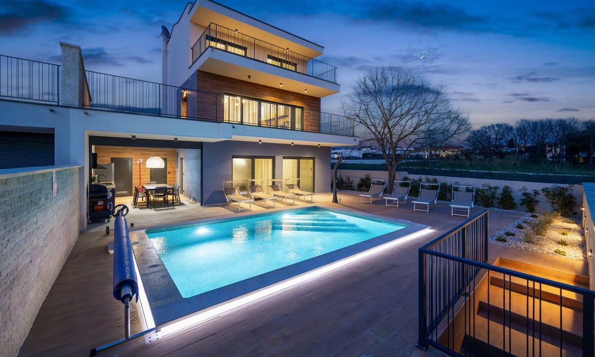 Banjole Villa | Villa Bay I near Medulin for 9 people with heated pool - playground & whirpool only 100 meters from the beach - pet friendly
