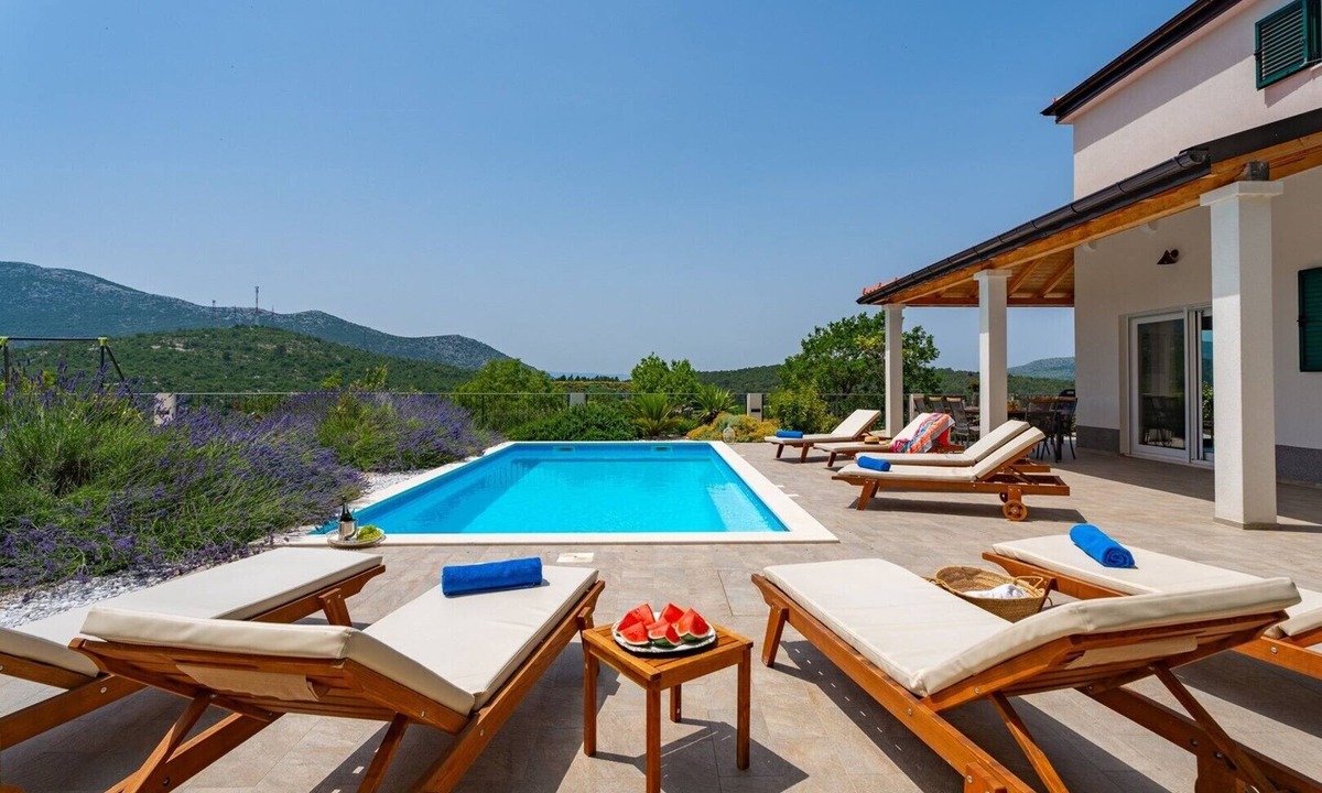 Omis Villa | Villa Belina: 4 ensuite bedrooms, game room, heated pool, sauna & gym