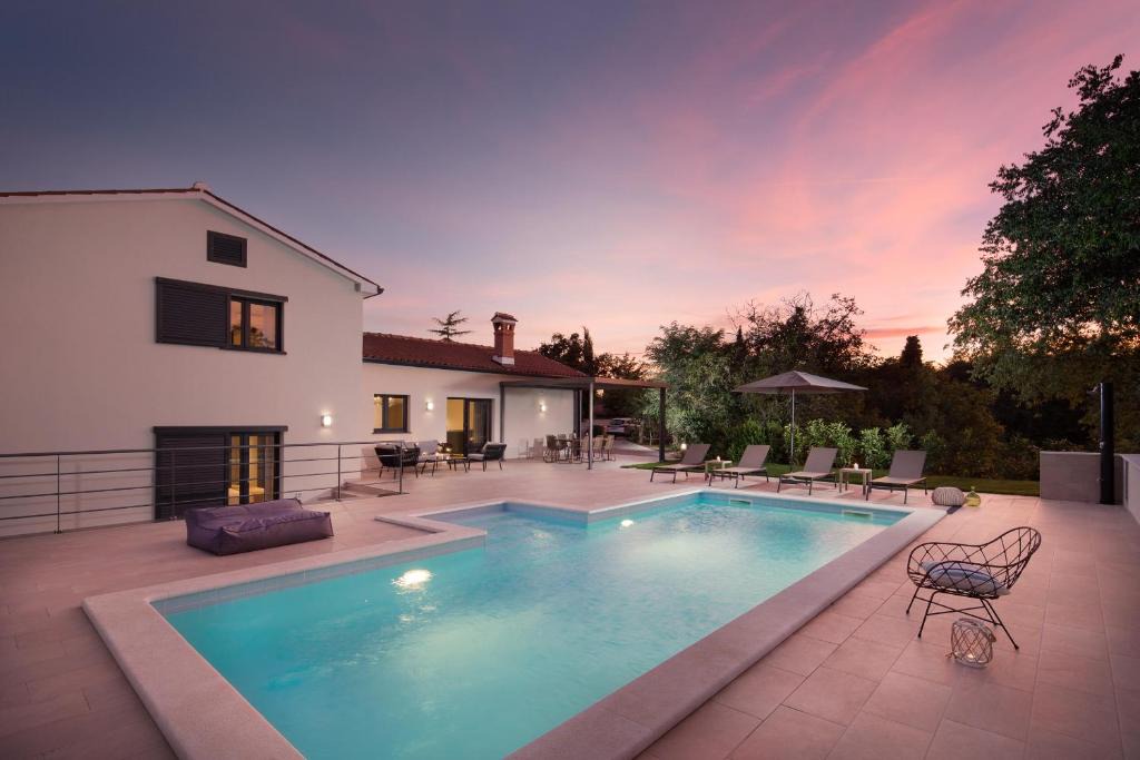 Vinez Villa | VILLA del SOL with large garden perfect for families