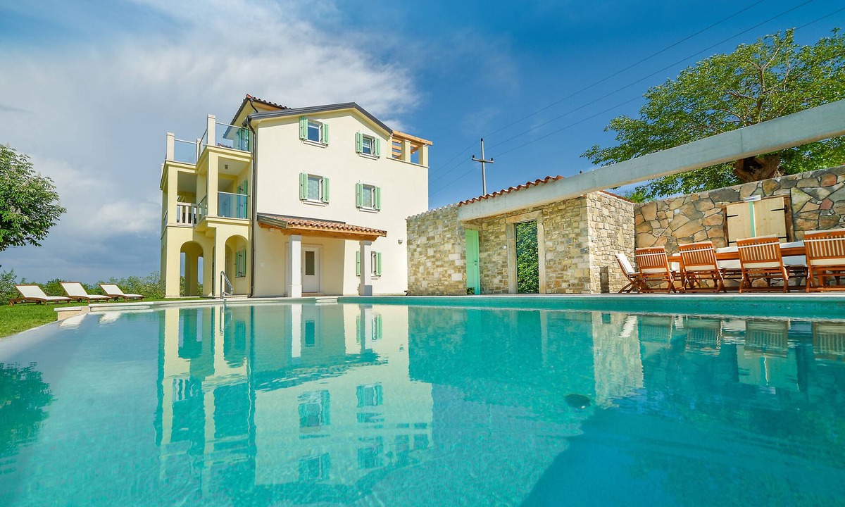 Motovun Villa | Villa Demetra with infinity pool,8 persons, spectacular view of Motovun