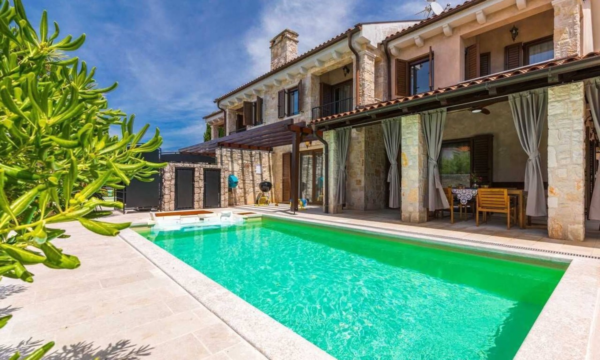 Porat Villa | Villa Fina with Heated Private Pool close to the Beach