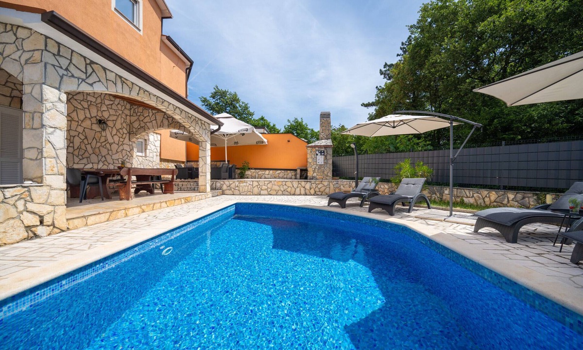Vinez Ski Chalet | Villa Fortuna up to 10 People with heated private pool by 22Estates