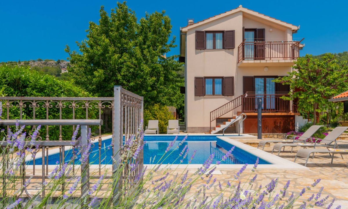 Sestanovac Villa | Villa Ivka-Omiš by Villas Guide