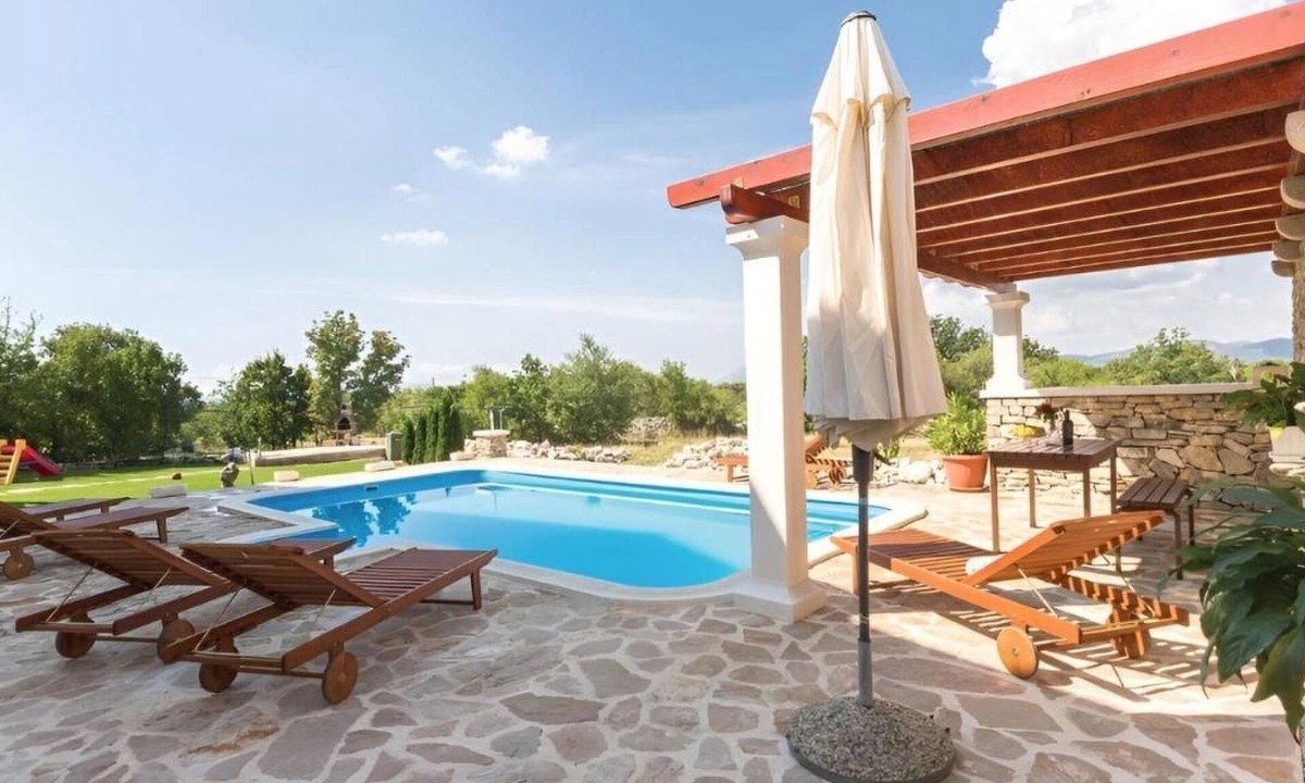 Lovrec House | Villa Ivy mit perfekter Privatsphäre, Pool, Sauna by Interhome