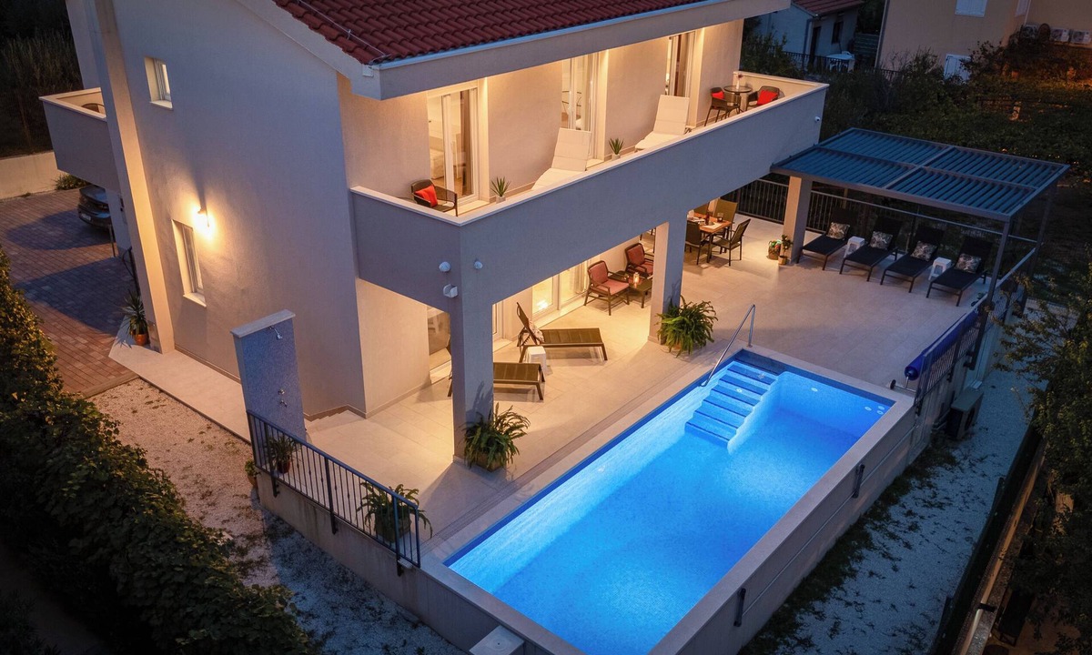 Omis Villa | Villa Leonore in Omis + Heated Pool, Fitness, PS5, sandy beach just 3min walk.