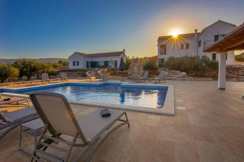 Pucisca Villa | Villa Luisa Pucisca - 2 Häuser, 6 Schlafzimmer Insel Brac - Pool, Grill, Kamin, Tischtennis, Boccia