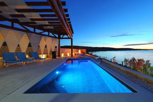 Ljubac Villa | Villa Maritime - Exklusive Strandvilla mit beheiztem Pool, Grillhütte & Meerblick bei Zadar