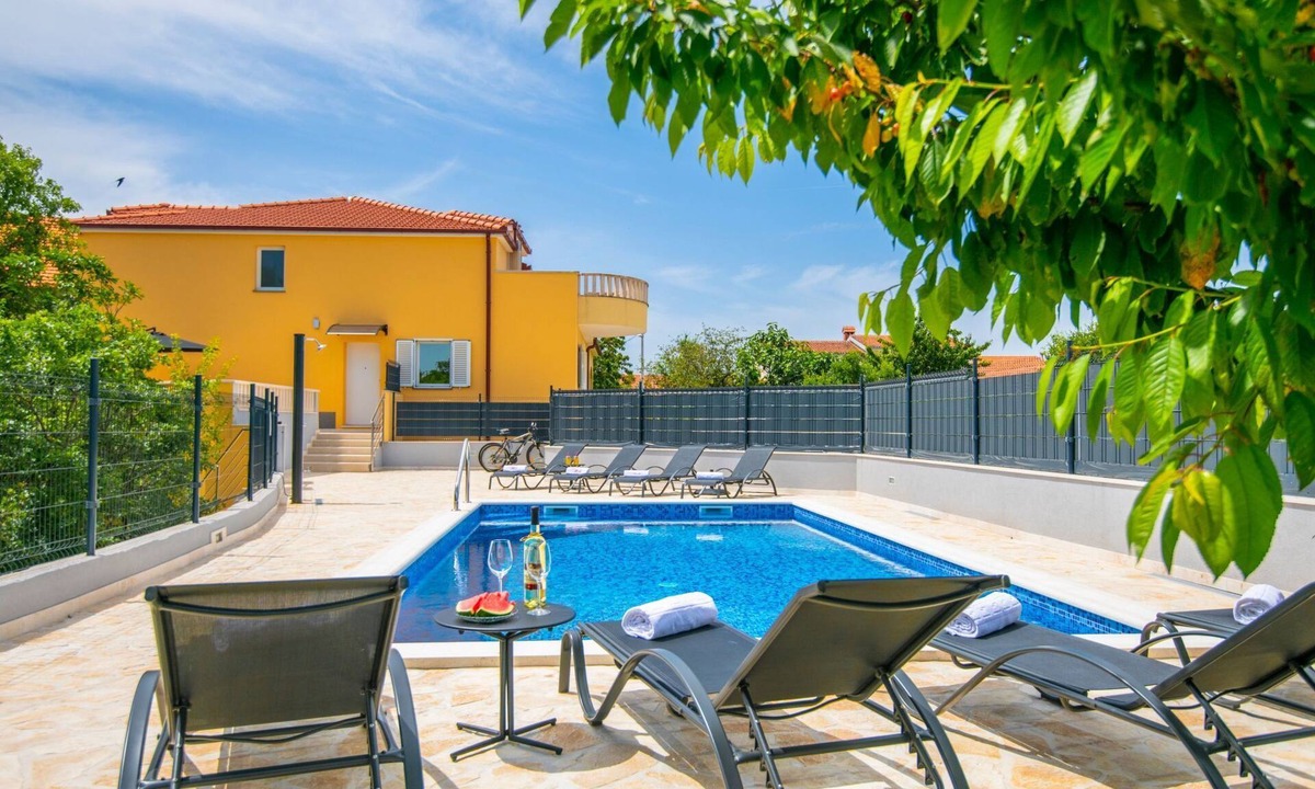 Sestanovac House | Villa "Mile" mit beheiztem Pool, Grill und Terrasse by Interhome