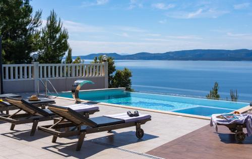 Lokva Rogoznica Villa | Villa MIRNA with heated pool & whirlpool, traditional wine bar, 150m from sea