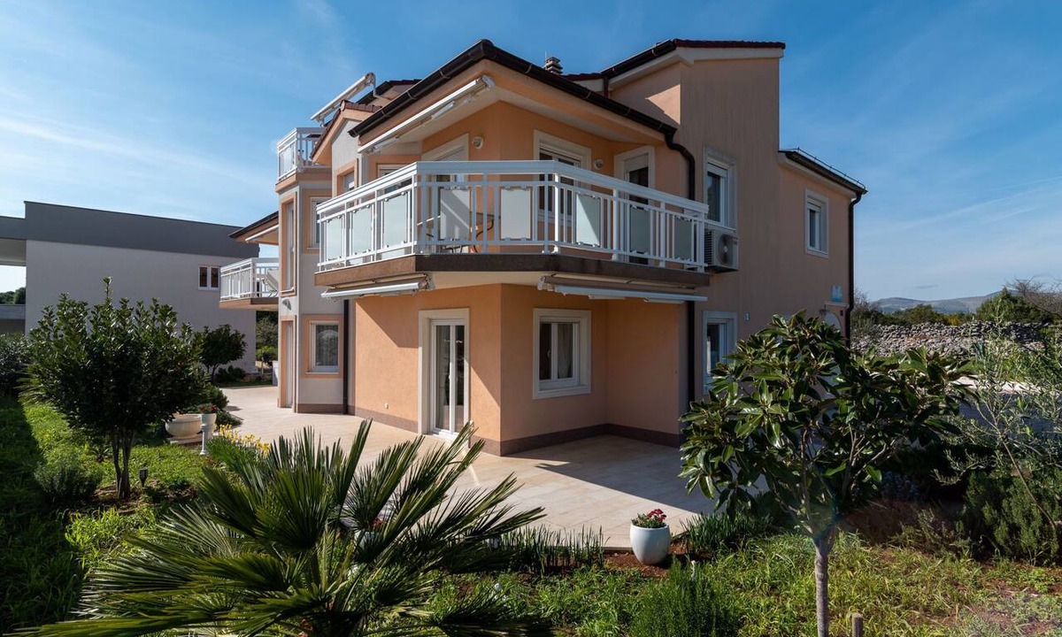 Okrug Gornji Apartment | Villa Nikaroni by Interhome