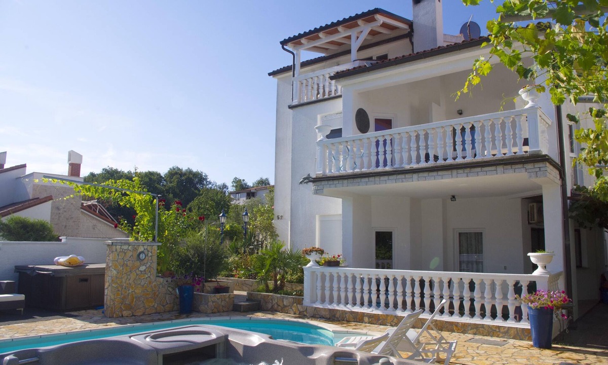Banjole Apartment | Villa Olga Apartment D. 125 meters from the sea with pool and jacuzzi