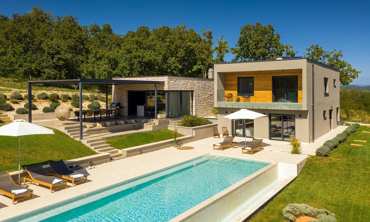 Kircija Villa | Villa Ox in Central Istria for 14 persons with 56 m2 heated pool, kids playground & large garden