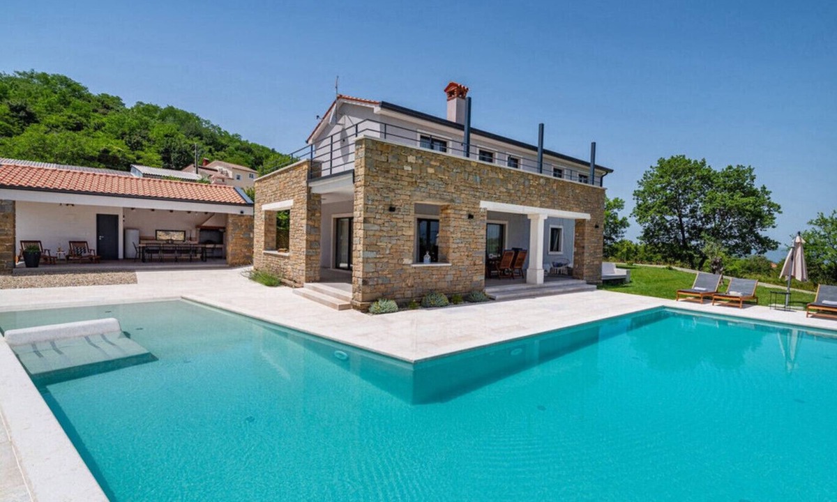Kircija Villa | Villa Padova for 12 persons near Motovun with 84 m2 infinity pool with panoramic view & beautiful garden