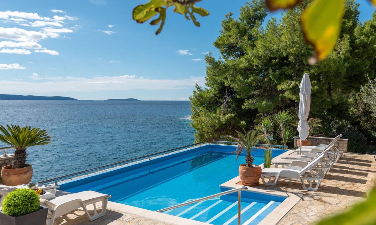 Okrug Gornji Apartment | Villa Pinia by Interhome