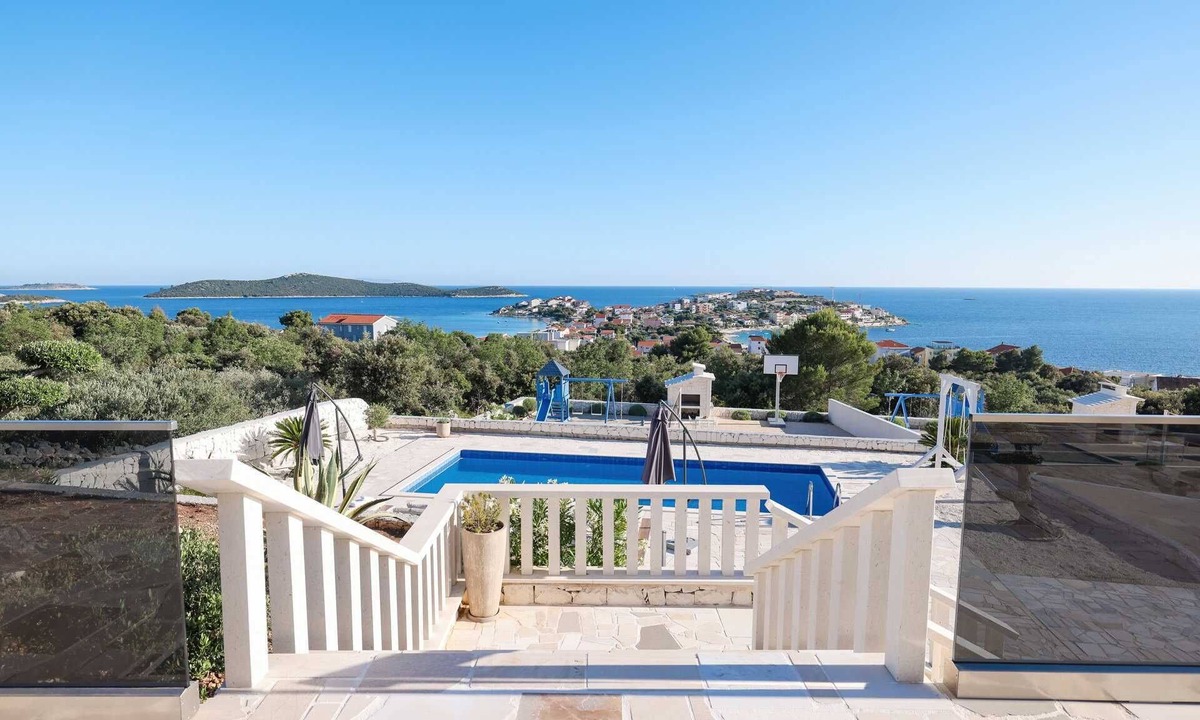Sevid Villa | Villa Regina Azzurra with Pool