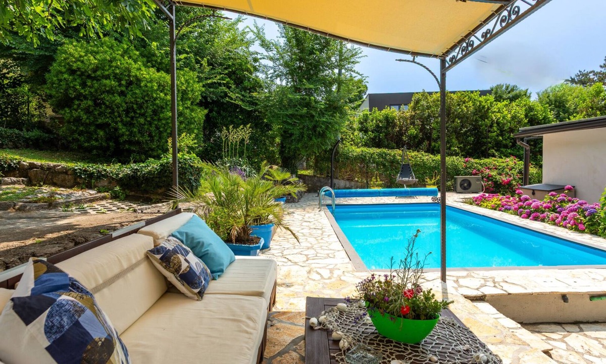 Bakarac Villa | Villa Relax with pool&beachfront by Villas Guide