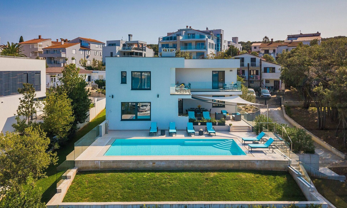 Pjescana Uvala Villa | Villa Sail near Medulin for 10 persons with 50 m2 heated pool, sea view & beachfront