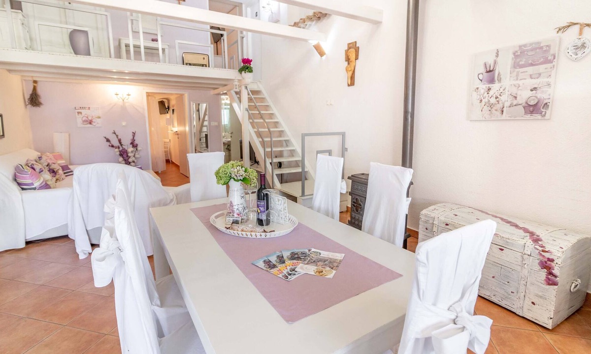 Banjol Apartment | Vintage apartment 1 with balcoony and garden near the sea