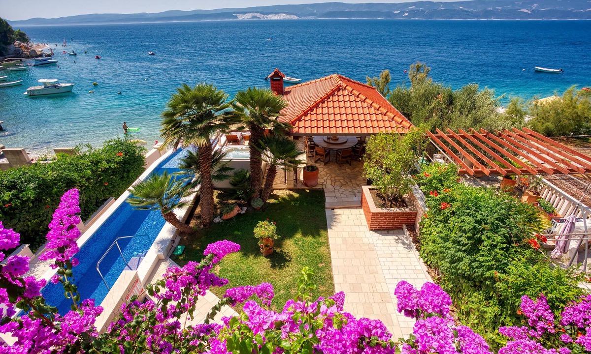 Celina Villa | VIP Villa Lady- pool and jacuzzi on the beach