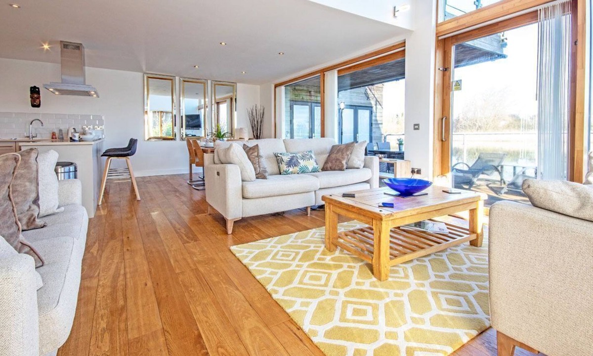 South Cerney House | Waters Edge 05, Amaranth Lodge (P) - Lakeside Holiday Home, Hot Tub, Sleeps 6