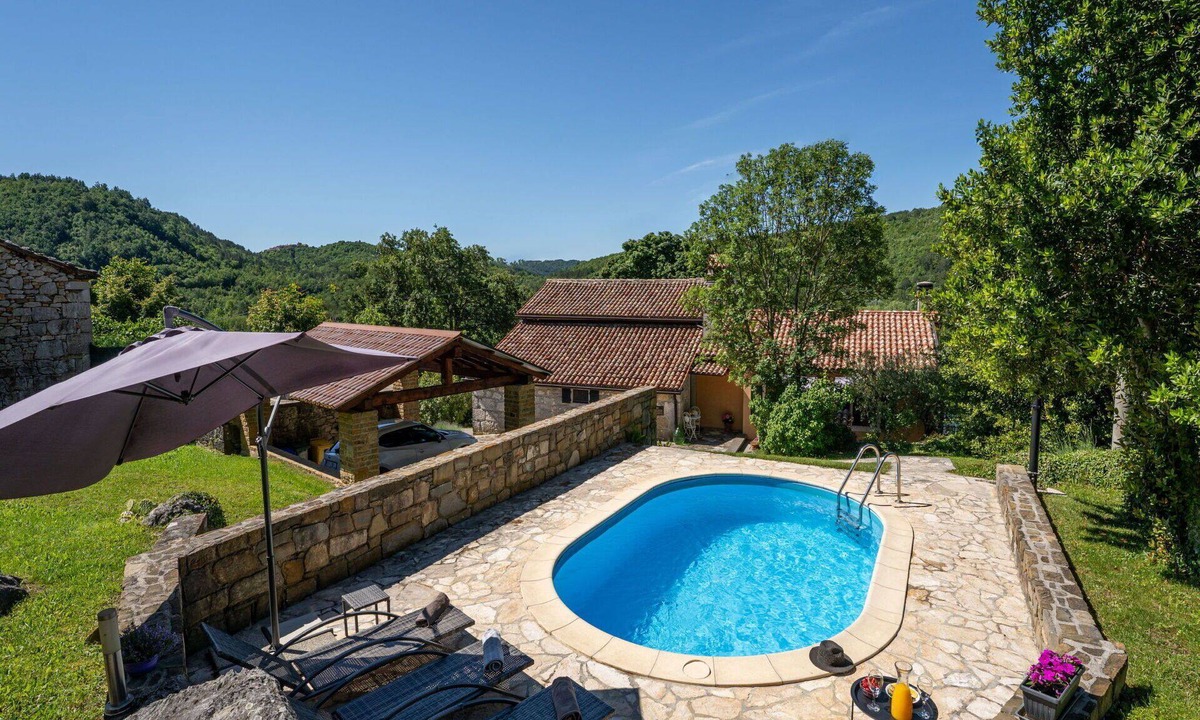 Grabri House | Wonderful villa for 7 people with private pool, WIFI, hot tub, A/C, TV and pets allowed