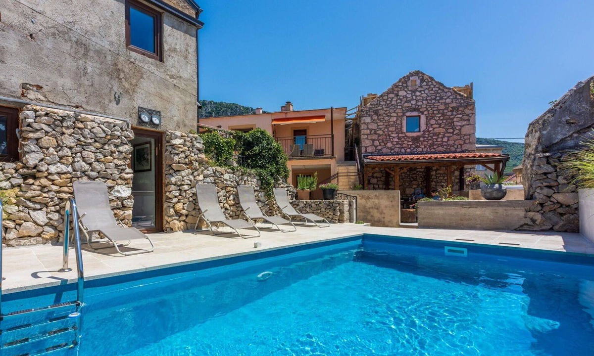 Grizane Villa | Wonderful villa for 14 guests with WIFI, A/C, pool, TV, terrace, pets allowed and parking