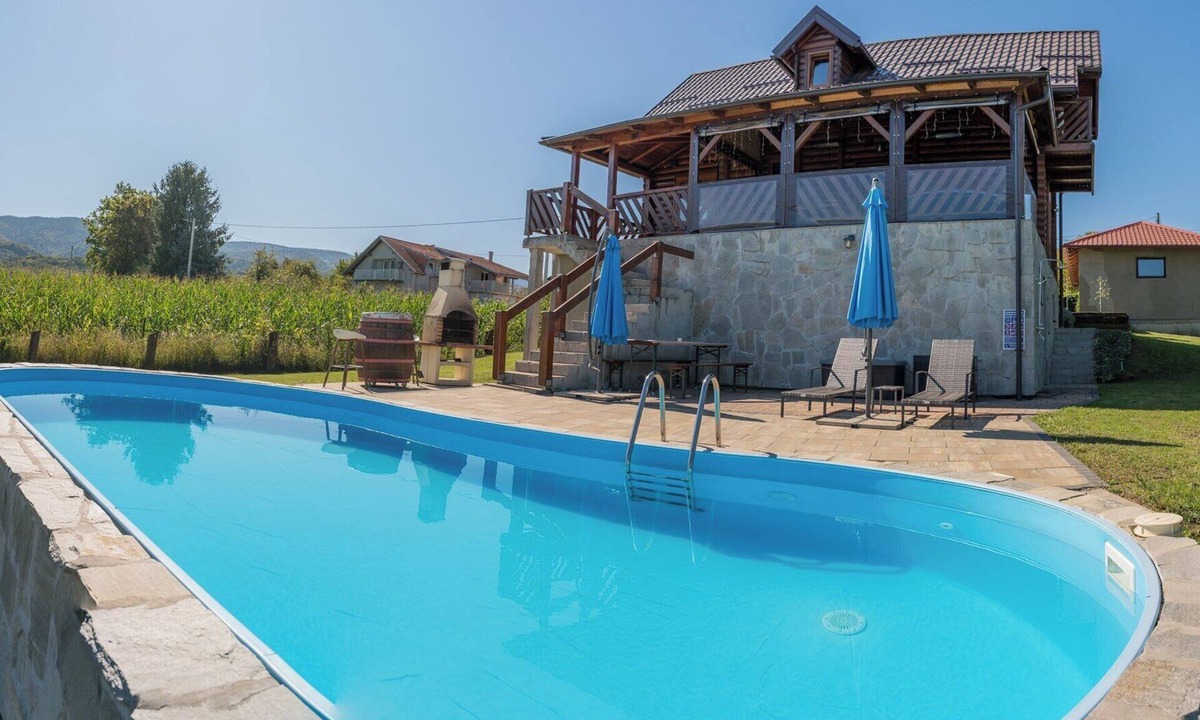 Donja Stubica House | Wooden house in Zagorje with jacuzzi, pool, barbecue, and kids’ playground