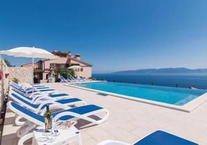 1 Bedroom Beach Front Apartment In Labin