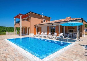 3 bedroom accommodation in Paradiz