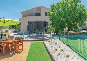 3 bedroom accommodation in Peruski