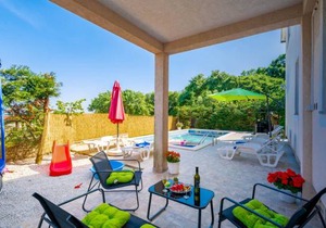 4 bedroom accommodation in Peruski