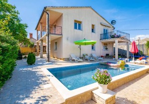 4 bedroom accommodation in Peruski