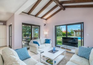 4 Bedroom Cozy Home In Linardici