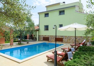 5 bedroom accommodation in Peruski