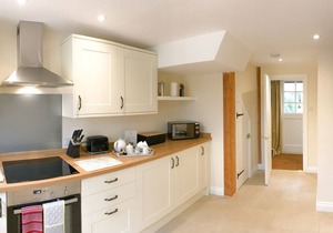 A sudeley castle cottage that sleeps 4 guests in 2 bedrooms