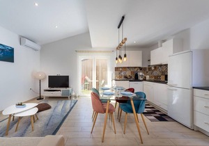 Awesome apartment in Smrika with WiFi