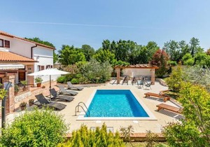 Awesome Home In Loborika